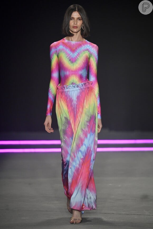 SPFW: vestidos e saias de verão 2020 prometem vir com estampa tie dye colorida