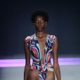 A estampa tie dye vem como tendência na moda-praia do verão 2019/20. Esse look é da Triya, que desfilou no SPFW