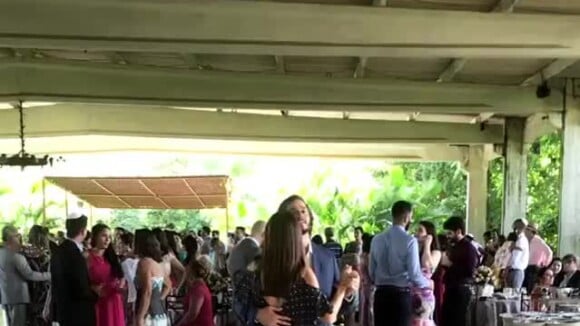 Fátima Bernardes e o namorado, Túlio Gadêlha, dançam em casamento de amigos