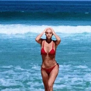 Débora Nascimento deixou seu corpão a mostra ao postar uma foto de biquíni em sua rede social neste domingo, 28 de abril de 2019