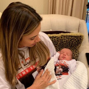 Patricia Abravanel mostrou filho caçula, Senor, usando blusa com foto de Alexandre Pato neste domingo, 29 de abril de 2019