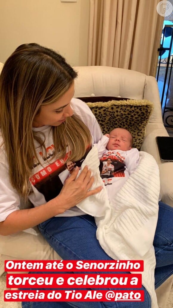 Patricia Abravanel mostrou filho caçula, Senor, usando blusa com foto de Alexandre Pato neste domingo, 29 de abril de 2019