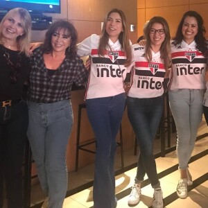 Família de Patricia Abravanel prestigiou reestreia de Alexandre Pato no futebol brasileiro neste domingo, 28 de abril de 2019