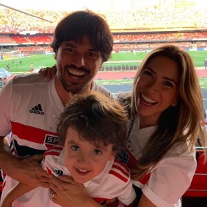 Patricia Abravanel posou para foto com marido, Fábio Faria, e o filho mais velho, Pedro