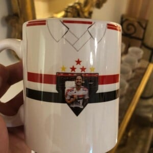 Festa surpresa de Alexandre Pato teve caneca personalizada com foto do jogador