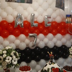Festa de Alexandre Pato teve bolo em formato de bola de futebol com boneco do jogador