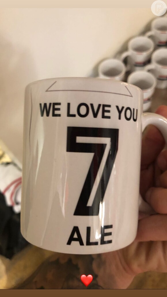 Caneca de festa de Alexandre Pato foi personalizada com a frase: 'We Love (nós te amamos) Ale'