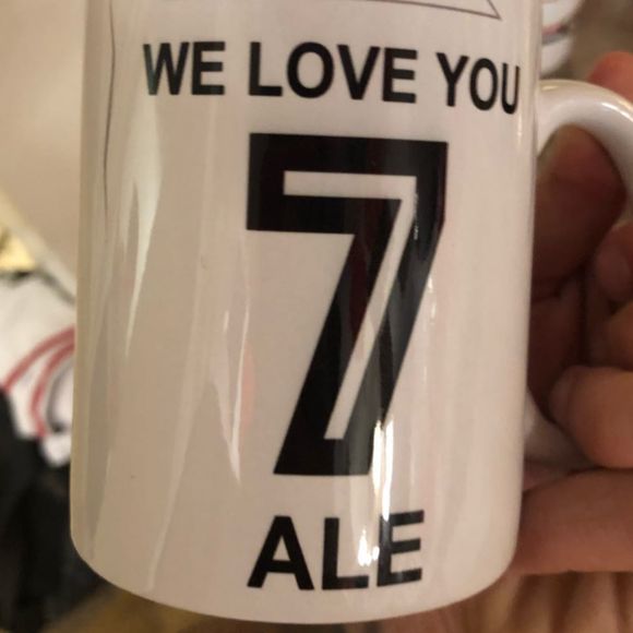 Caneca de festa de Alexandre Pato foi personalizada com a frase: 'We Love (nós te amamos) Ale'