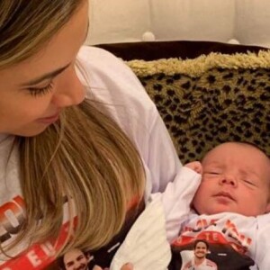 Patricia Abravanel mostrou filho caçula, Senor, usando camiseta com foto de Alexandre Pato nesta segunda-feira, 29 de abril de 2019