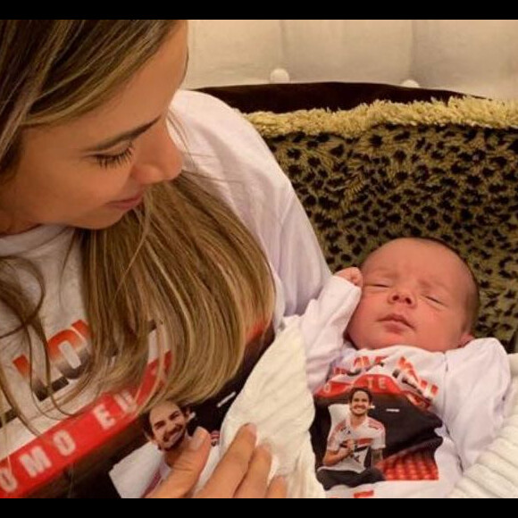Patricia Abravanel mostrou filho caçula, Senor, usando camiseta com foto de Alexandre Pato nesta segunda-feira, 29 de abril de 2019