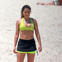 Anitta, em meio à polêmica judicial, se exercita em praia do Rio