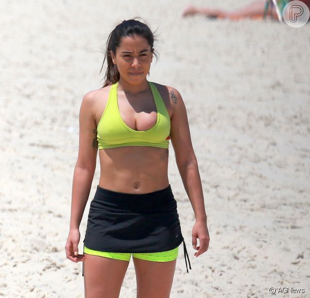 Anitta fez exercícios na praia da Barra da Tijuca na manhã desta quarta-feira, 8 de outubro de 2014