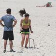 Anitta fez exercícios na praia nesta manhã, 8 de outubro de 2014