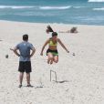 Anitta pulou obstáculos durante exercícios feitos na praia