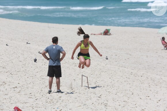 Anitta pulou obstáculos durante exercícios feitos na praia