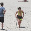 Anitta também correu na praia da Barra da Tijuca, Zona Oeste do Rio