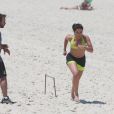Anitta corre na praia da Barra da Tijuca, Zona Oeste do Rio
