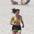 Anitta corre na praia da Barra da Tijuca, Zona Oeste do Rio