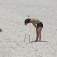 Anitta fica exausta após correr na areia da praia da Barra da Tijuca