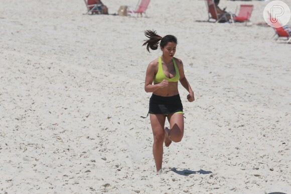 Anitta correu na praia da Barra da Tijuca, Zona Oeste do Rio