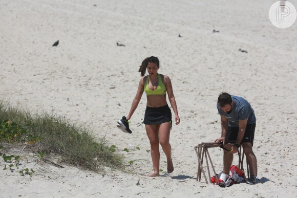 Anitta, descalça, deixa a praia da Barra da Tijuca, Zona Oeste do Rio