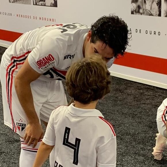 Filho de Patricia Abravanel, Pedro entrou no gramado do Morumbi com o tio Alexandre Pato