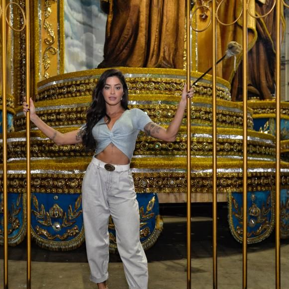 Aline Riscado comemora posto de rainha de bateria da Unidos de Vila Isabel: 'Estou preparada e feliz'