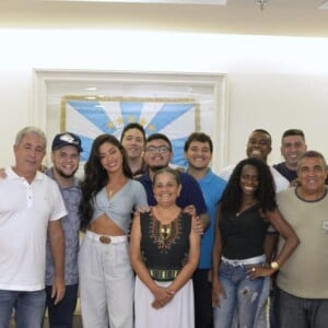 Aline Riscado posa com parte da equipe da Unidos de Vila Isabel