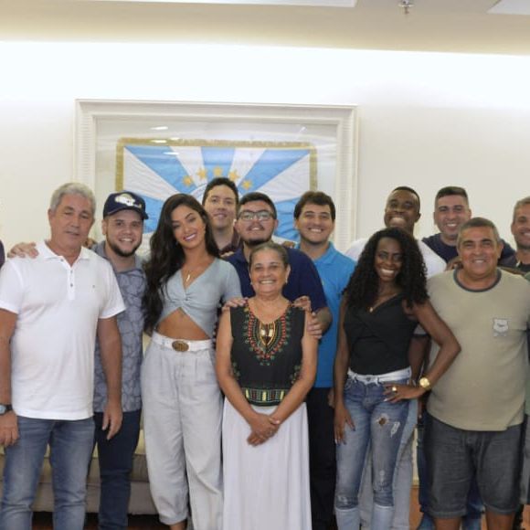 Aline Riscado posa com parte da equipe da Unidos de Vila Isabel