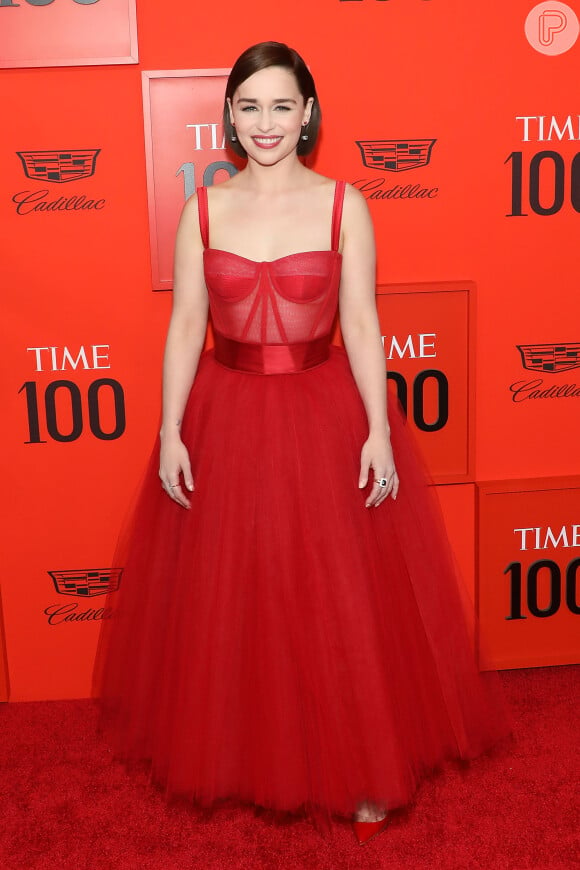 Emilia Clarke usou vestido Dolce Gabbana vermelho com estrutura de corset
