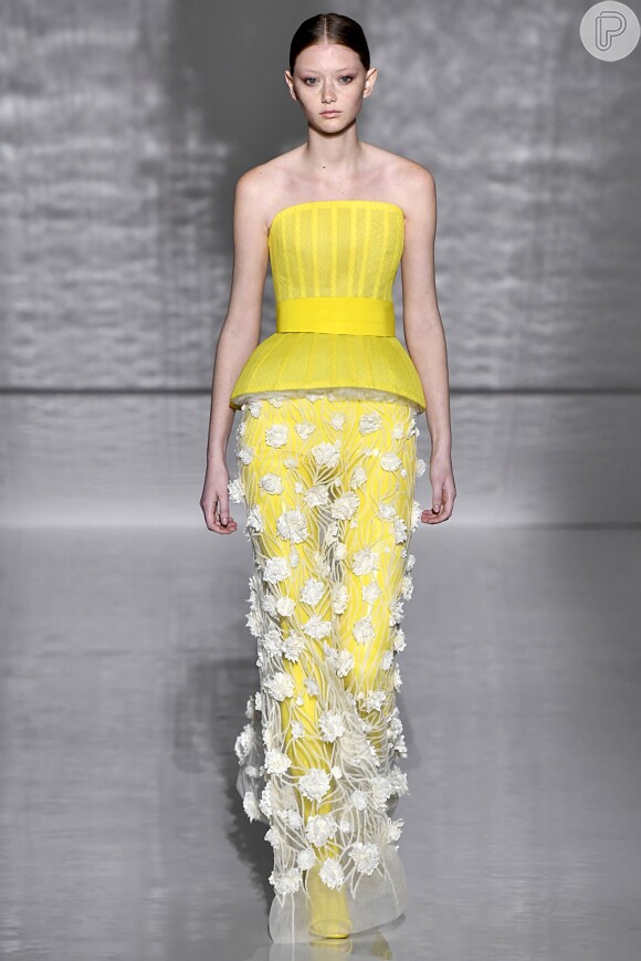 Givenchy também apostou no corset para sua coleção de Primavera-Verão 2019. Amarelo segue em alta