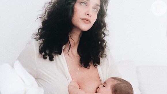 Débora Nascimento postou foto amamentando a filha, Bella, de 1 ano, fruto do seu casamento com José Loreto