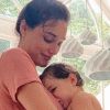Débora Nascimento postou foto amamentando a filha, Bella, de 1 ano, fruto do seu casamento com José Loreto, e escreveu uma poesia para a menina: 'Meu talismã'