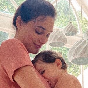Débora Nascimento postou foto amamentando a filha, Bella, de 1 ano, fruto do seu casamento com José Loreto, e escreveu uma poesia para a menina: 'Meu talismã'