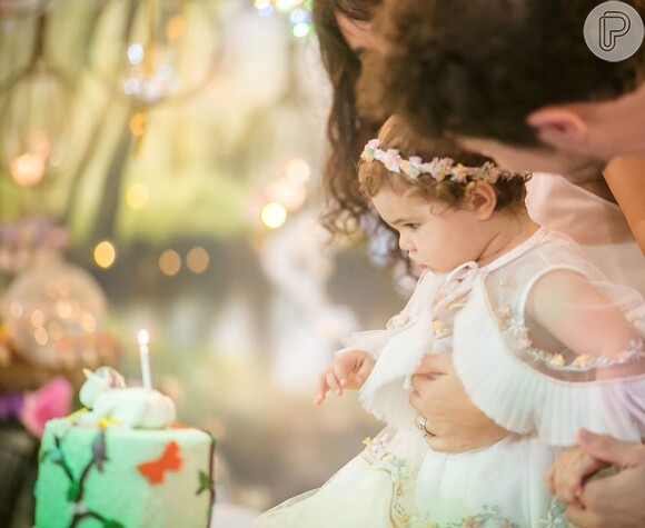 Fãs de Débora Nascimento e José Loreto apontaram semelhança entre Bella, de 1 ano, filha do casal e o ator: 'Mini Loreto'