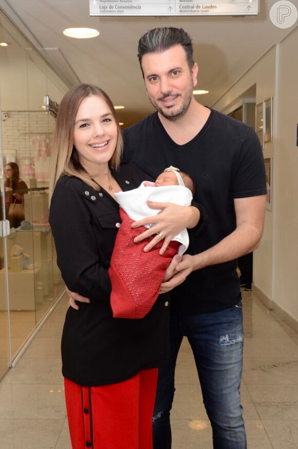Thaeme é outra famosa que vai passar o 1º Dia das Mães com a filha, Liz, nascida no final de abril de 2019. Sertaneja é casada com o empresário Fábio da Luz