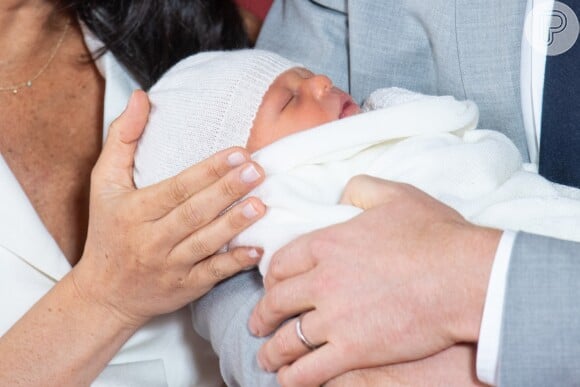 Meghan Markle e o príncipe Harry posaram com o filho, Archie, dois dias após o nascimento do menino, novo membro da família real