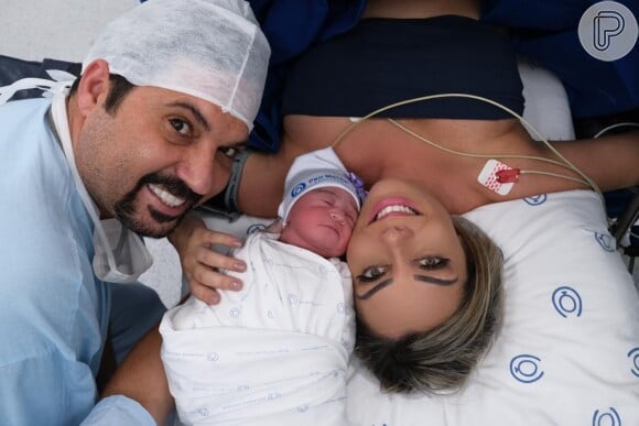 Mulher do sertanejo Edson, da dupla com Hudson, jornalista Deia Cypri se tornou mamãe pela primeira vez em 7 de maio de 2019