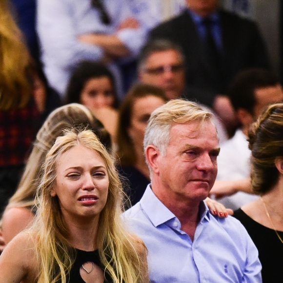 Filha de Carol Bittencourt foi apoiada por amigos na missa de sétimo dia da mãe