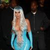 Vestido de Kim Kardashian todo de látex deixa a cintura fininha da celeb ainda mais em evidência