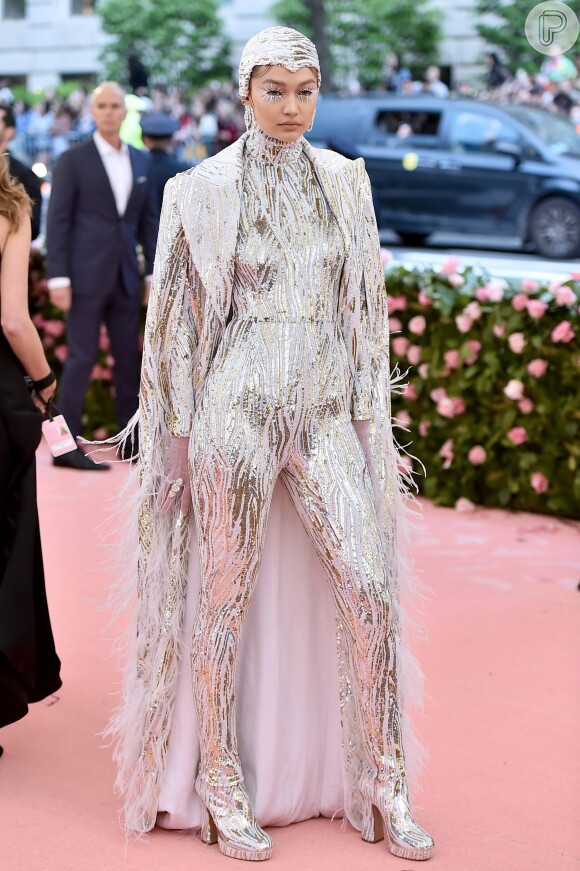 O look futurista de Gigi Hadid todo Michael Kors