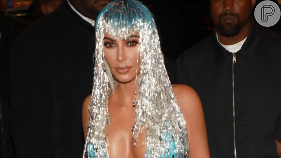 Kim Kardashian aderiu à touca para complementar look com vestido de látex