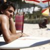 Ricardo (Marco Ricca) que financiar a ida de Rodrigo (Brenno Leone) para o Havaí, para uma competição de surfe, em 'Boogie Oogie'
