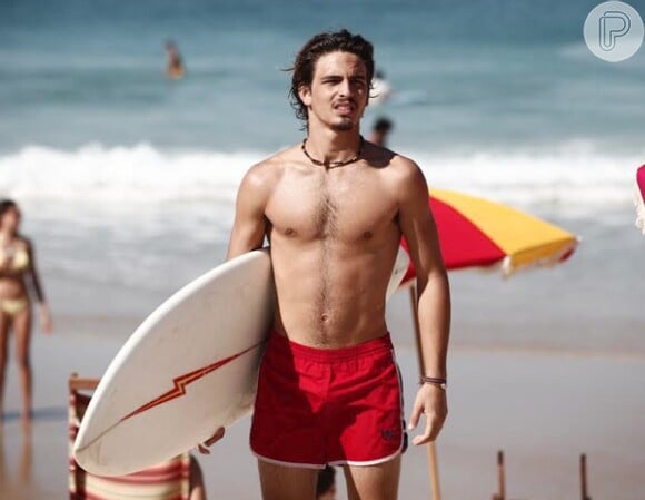 Rodrigo (Brenno Leone) é surfista e sonha em competir no Havaí, em 'Boogie Oogie'