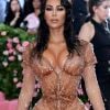 Kim Kardashian contou em vídeo o segredo por trás de sua cintura e as consequências que ele causou durante o MET Gala 2019.