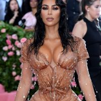 Cinta e corset impediram Kim Kardashian de sentar durante o MET Gala. Entenda!