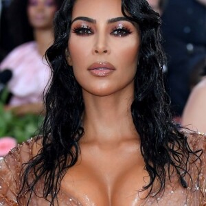 Kim Kardashian contou em vídeo o segredo por trás de sua cintura e as consequências que ele causou durante o MET Gala 2019.