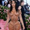 Kim Kardashian contou em vídeo que um corset feito sob medida e uma cinta foram os responsáveis por deixar sua cintura tão fina dentro do vestido Thierry Mugler no MET Gala 2019.