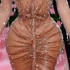Para vestir o corset, feito por Mr. Pearl, Kim Kardashian disse em vídeo que precisou da ajudar de três assistentes.