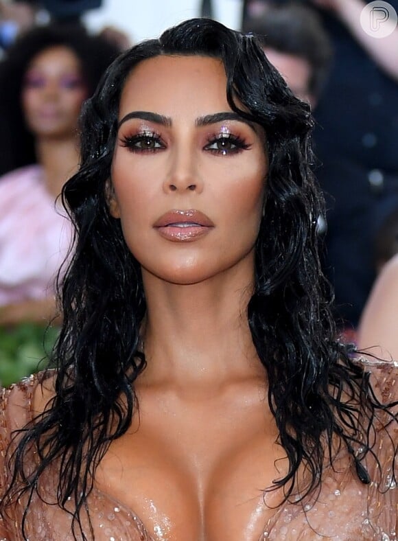 Kim Kardashian revelou e vídeo que precisou ir de pé em uma van para o MET Gala por conta do corset.